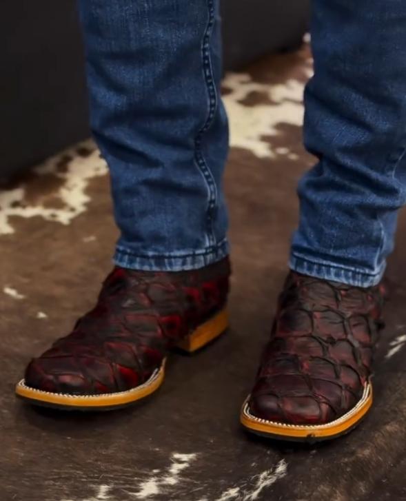 The black and red pattern is convenient for wearing the boots in the middle tube