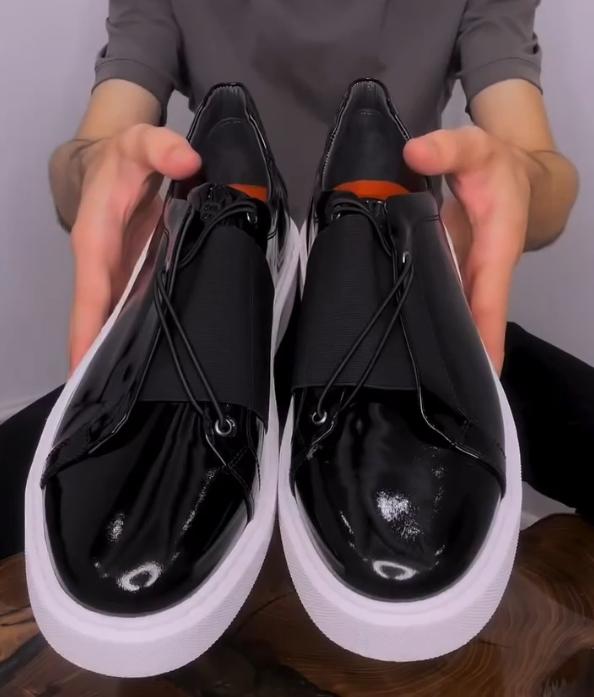 Black glossy leather leisure shoes