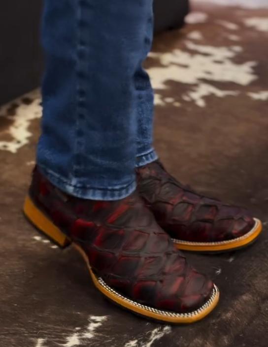 The black and red pattern is convenient for wearing the boots in the middle tube