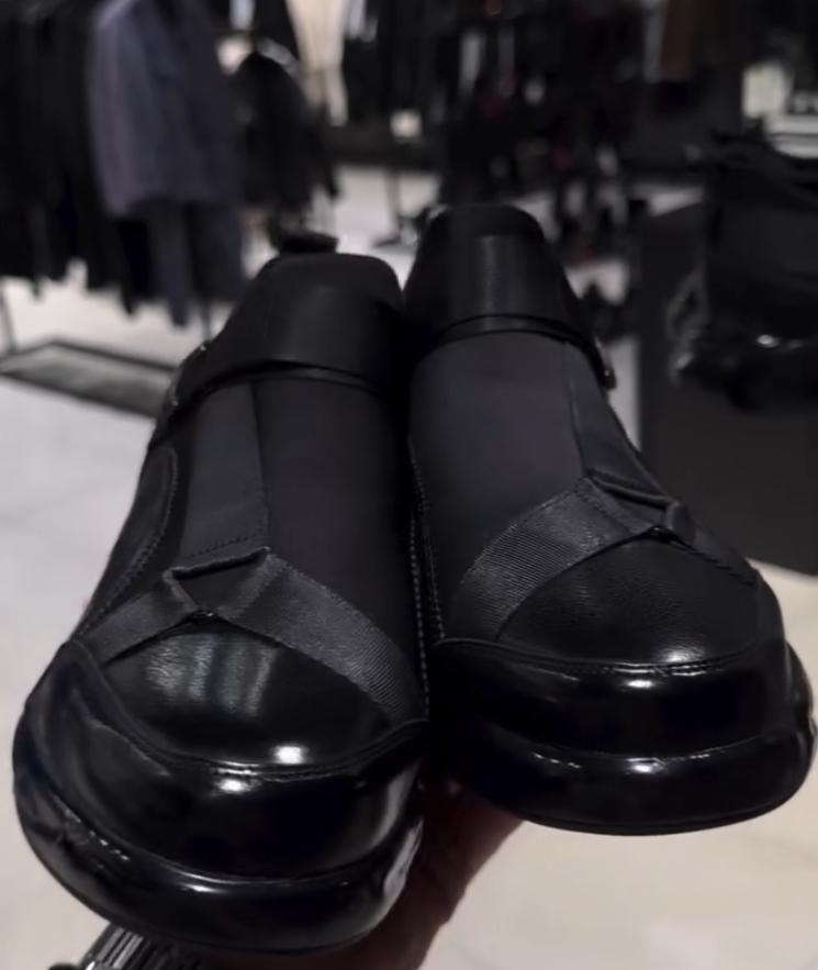 Black strap casual shoes